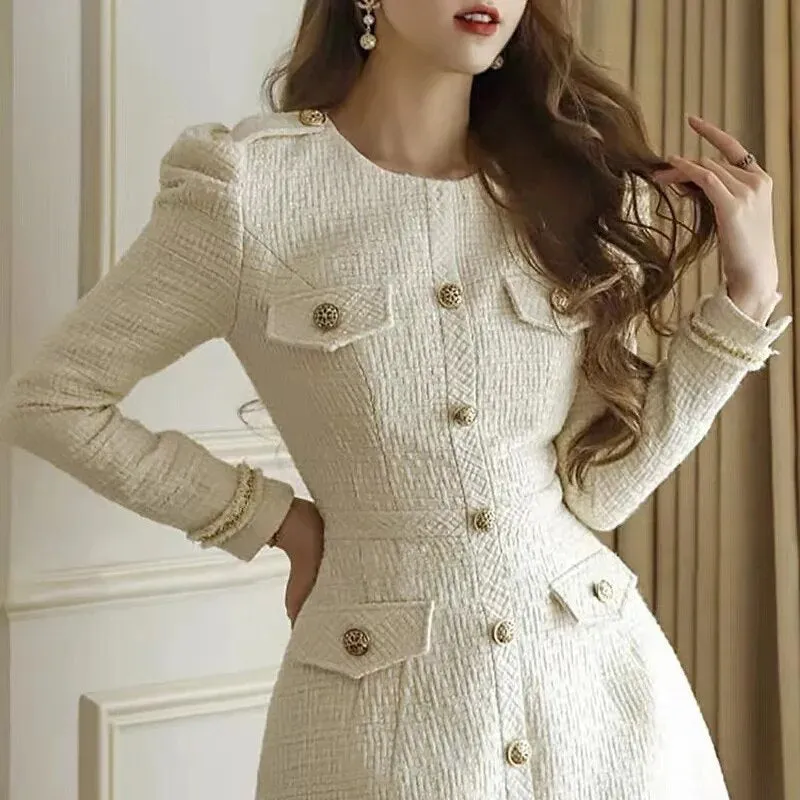 Elegantes Kleid mit Struktur und Schmuckknöpfen