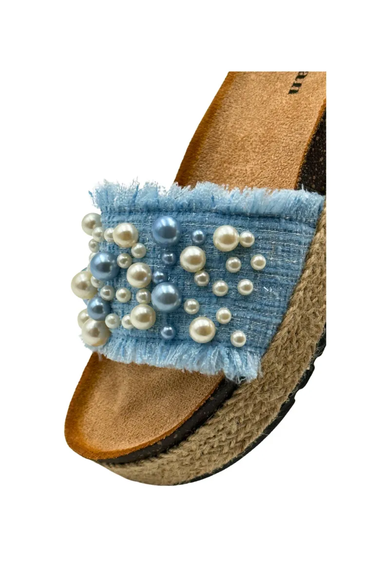 Flache Sandalen mit Perlenverzierung