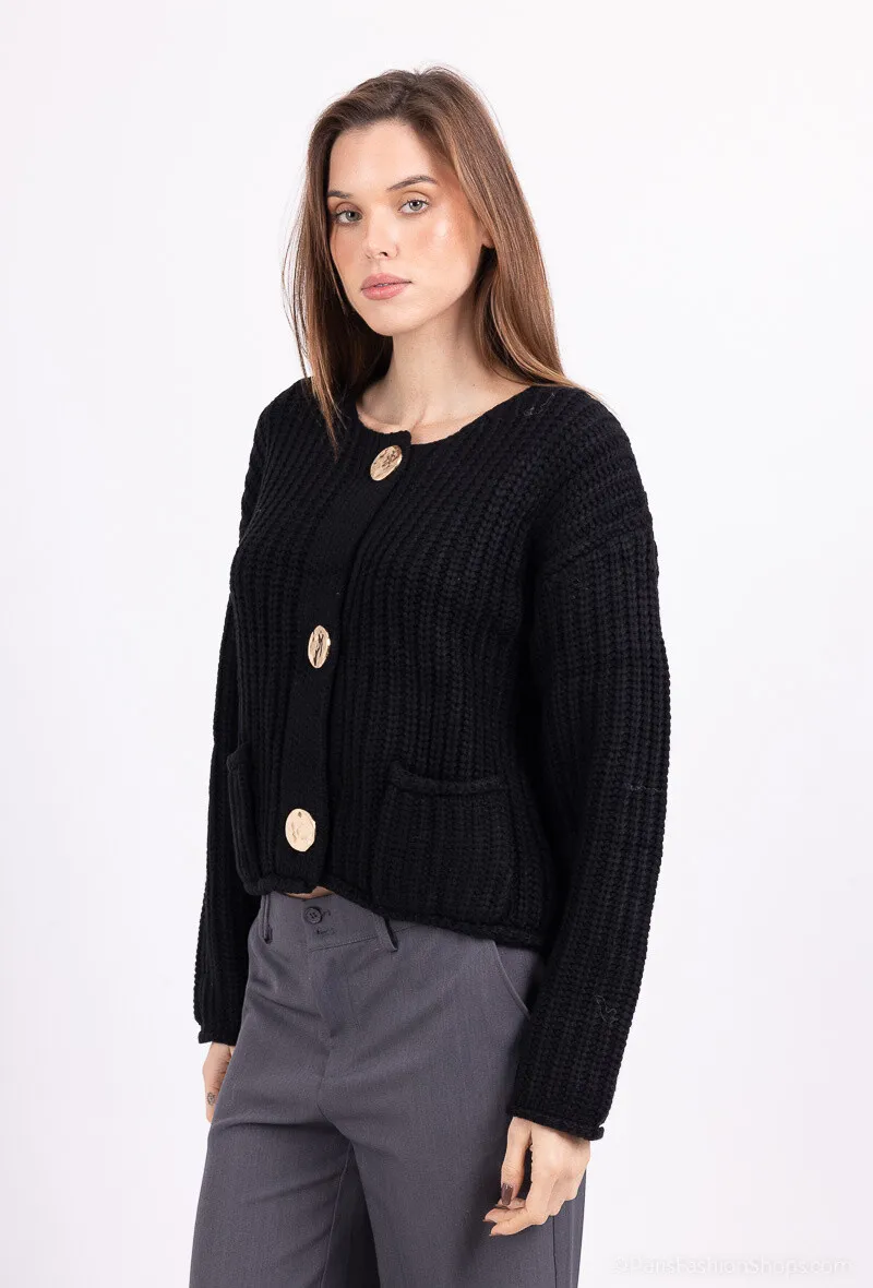 Kurze Strickjacke mit großen goldenen Knöpfen