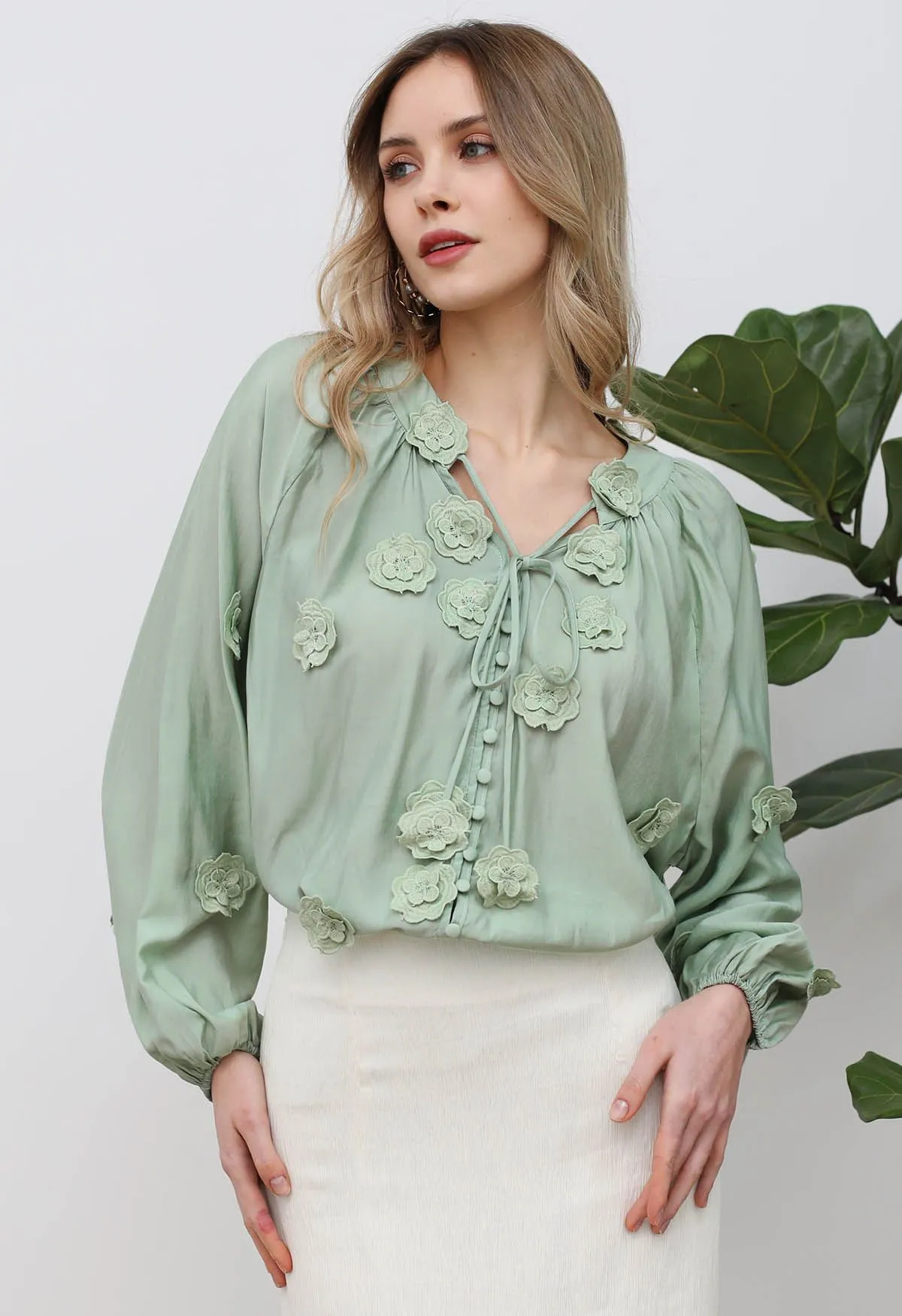 Romantisches Blüten-Hemd mit 3D-Spitzenblumen und Knöpfen in Mint