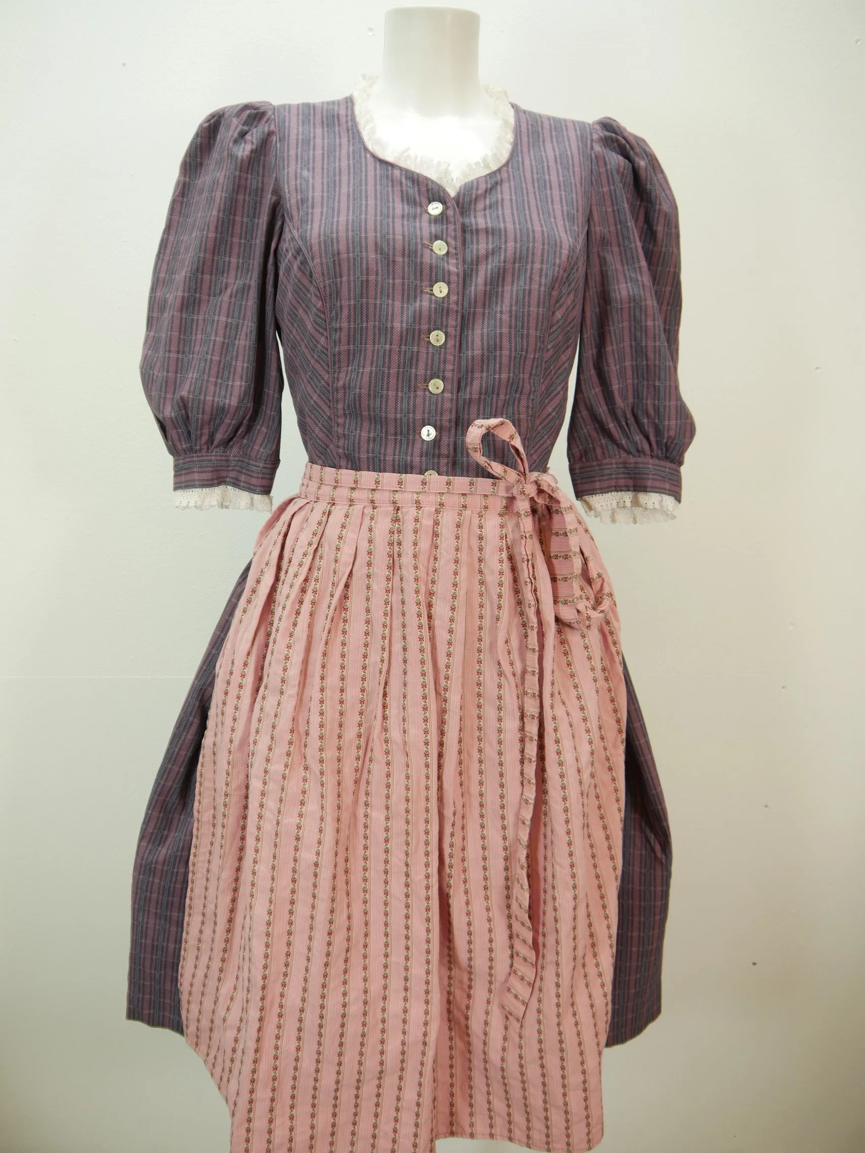 Salzburger Dirndl lila mit Spitze und Wienernaht süßes Dirndl mit Schürze Gr.42