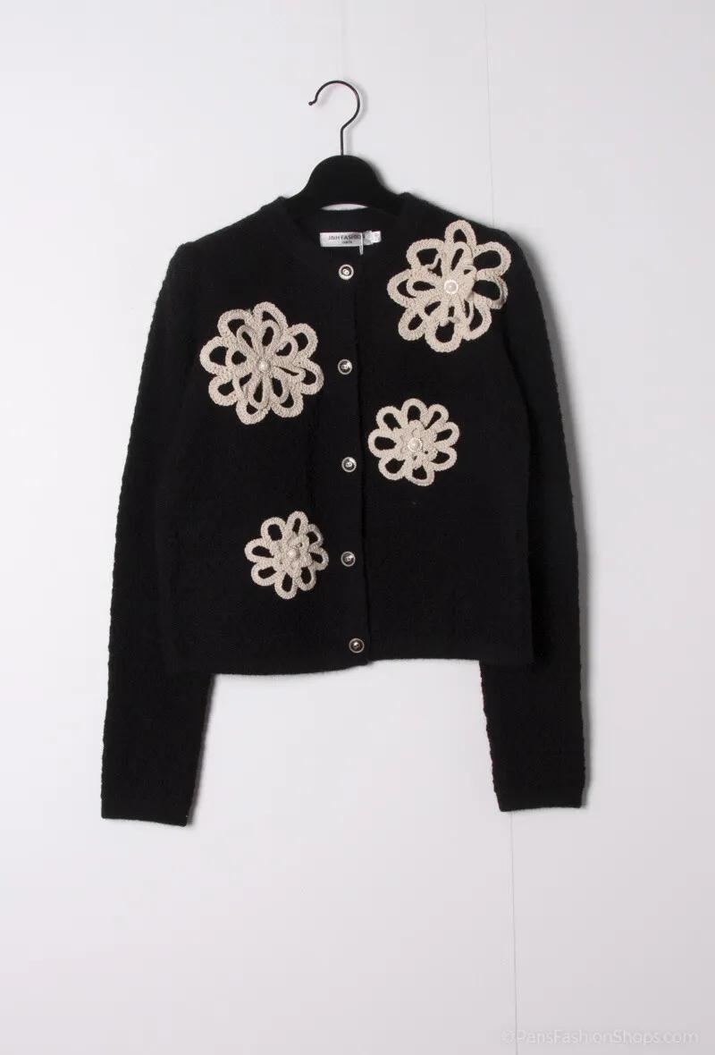 Strickjacke/Weste mit 3D-Häkelblumenapplikationen und Perlmuttknopf