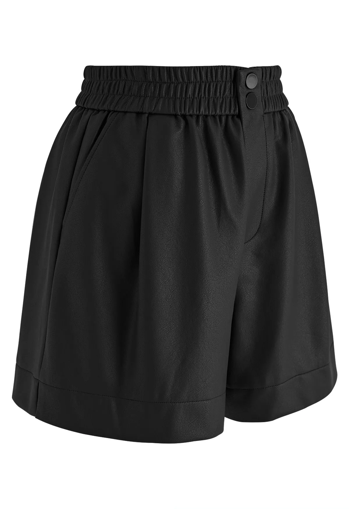 Strukturierte, geknöpfte Kunstleder-Shorts in Schwarz